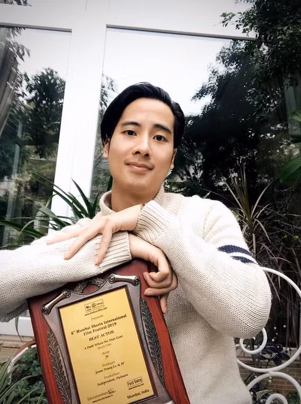 Trên trang cá nhân JV không chia sẻ thêm bất kỳ thông tin hay hình ảnh gì ngoài đoạn clip thông báo quay trở lại MXH mới đây.