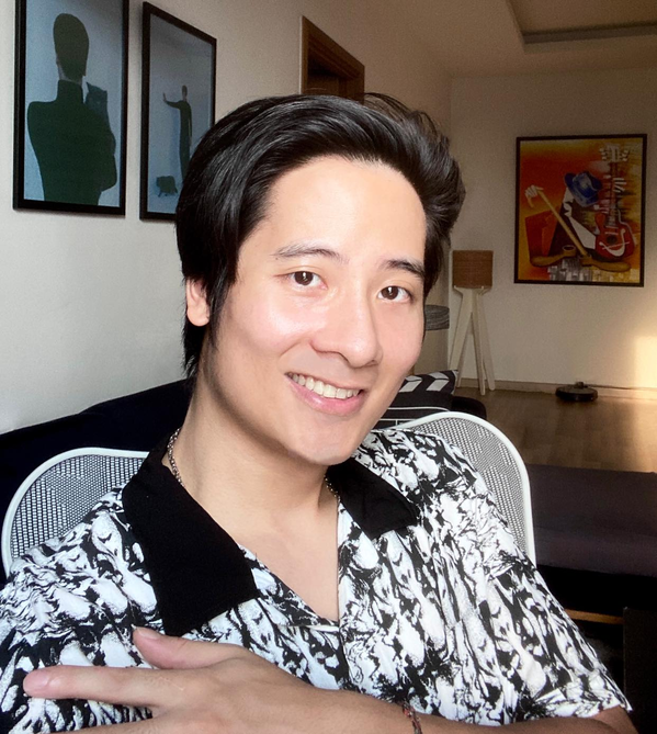 Mãi đến gần 1 năm sau đó, nam vlogger mới xuất hiện với hình ảnh nam tính, trưởng thành hơn xưa.