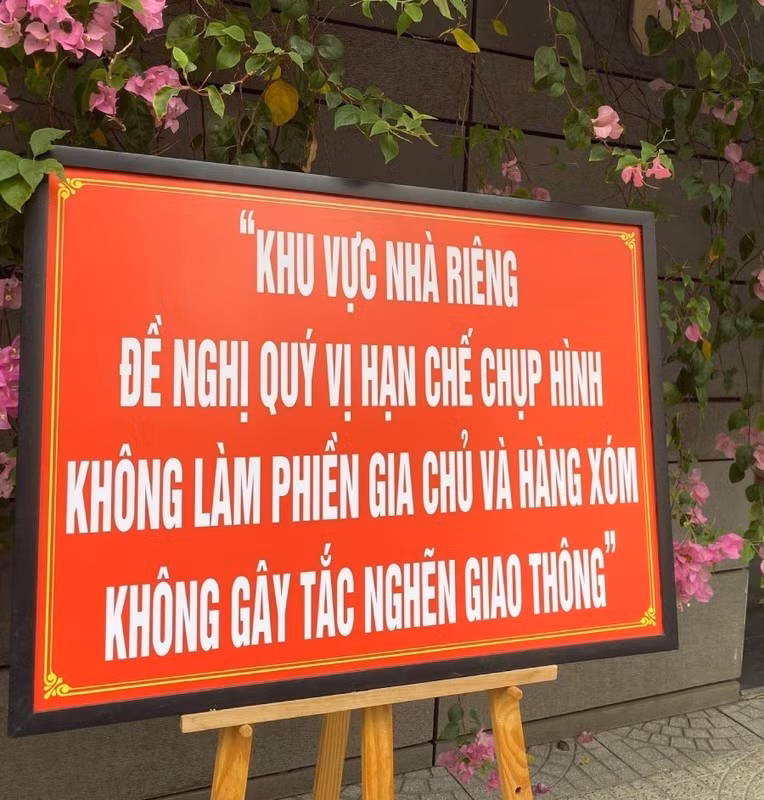 Tuy nhiên vì giới trẻ kéo đến quá đông, lại tràn ra lòng đường "sống ảo" nên chủ nhà đã đặt biển hạn chế chụp ảnh ngay trước cửa.