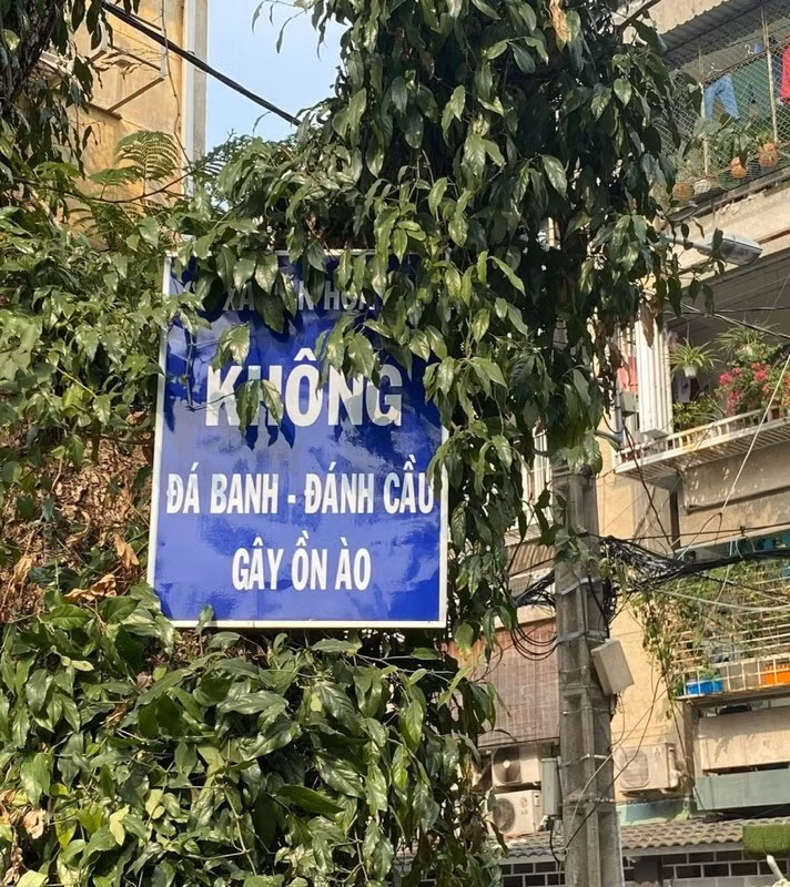 Dù đã treo biển cấm chụp ảnh thế nhưng nhiều bạn trẻ không màng quan tâm, tiếp tục đến và gây ồn ào cho dân cư nơi đây.