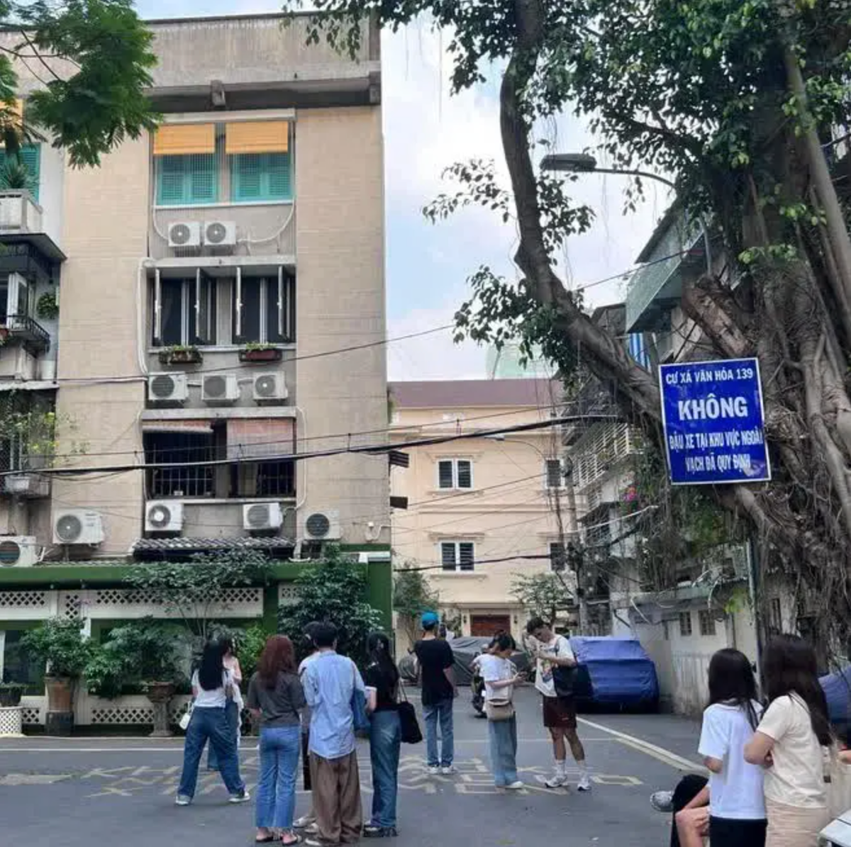 Tuy nhiên vì lượng người đến quá đông, thậm chí người dân không thể chịu được sự ồn ào, vô ý thức của một số người đến nơi đây nên "hẻm Hàn Quốc" đã xuất hiện biển cấm chụp ảnh.