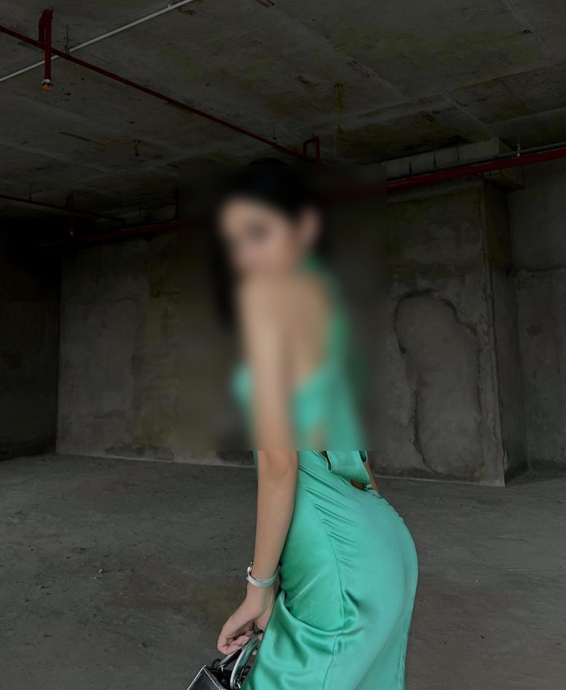 Có lẽ vì background đơn sắc, độc đáo, phù hợp với gu của nhiều bạn trẻ mà những nơi đây từng đông đúc các trai xinh gái đẹp đến chụp ảnh.