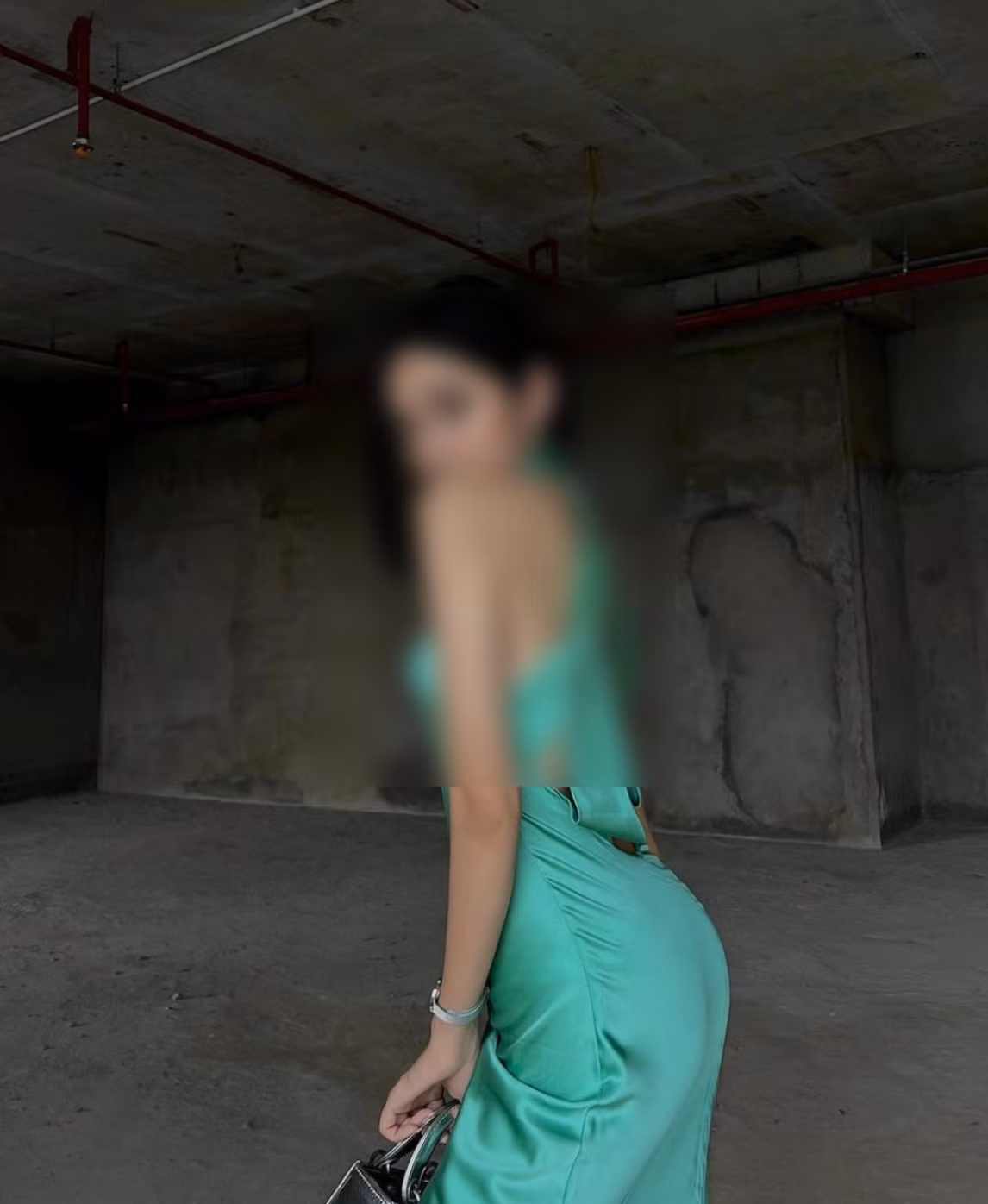 Có lẽ vì background đơn sắc, độc đáo, phù hợp với gu của nhiều bạn trẻ mà những nơi đây từng đông đúc các trai xinh gái đẹp đến chụp ảnh.