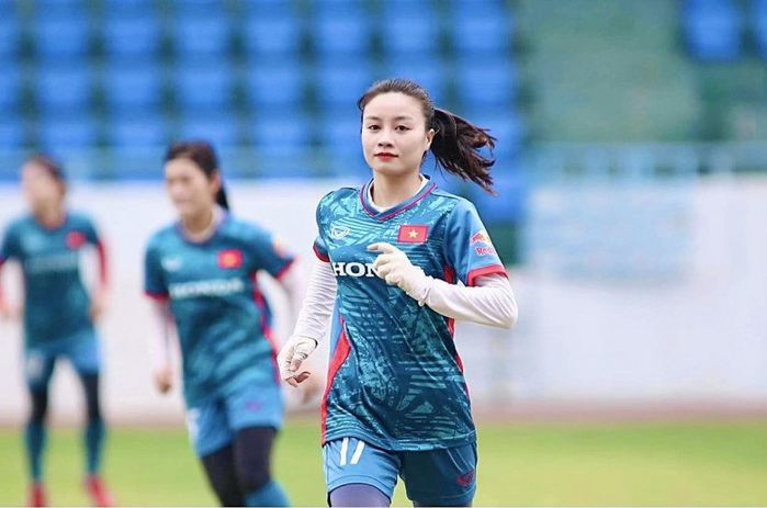 Hoàng Thị Lan là nữ cầu thủ có vóc dáng nhỏ nhắn và nước da trắng sáng này từng được ví von là "hoa khôi sân cỏ".