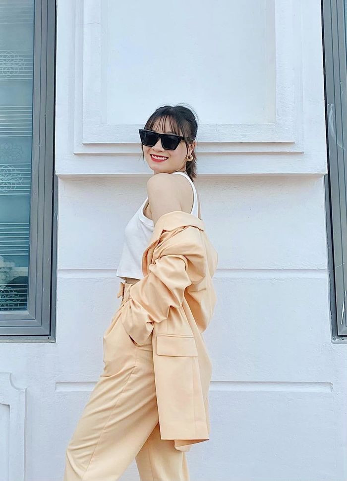 Trên sân mộc mạc cùng với các chị em nhưng ngoài đời Hoàng Thị Loan lại "hiện hình" là hoa khôi xinh đẹp.