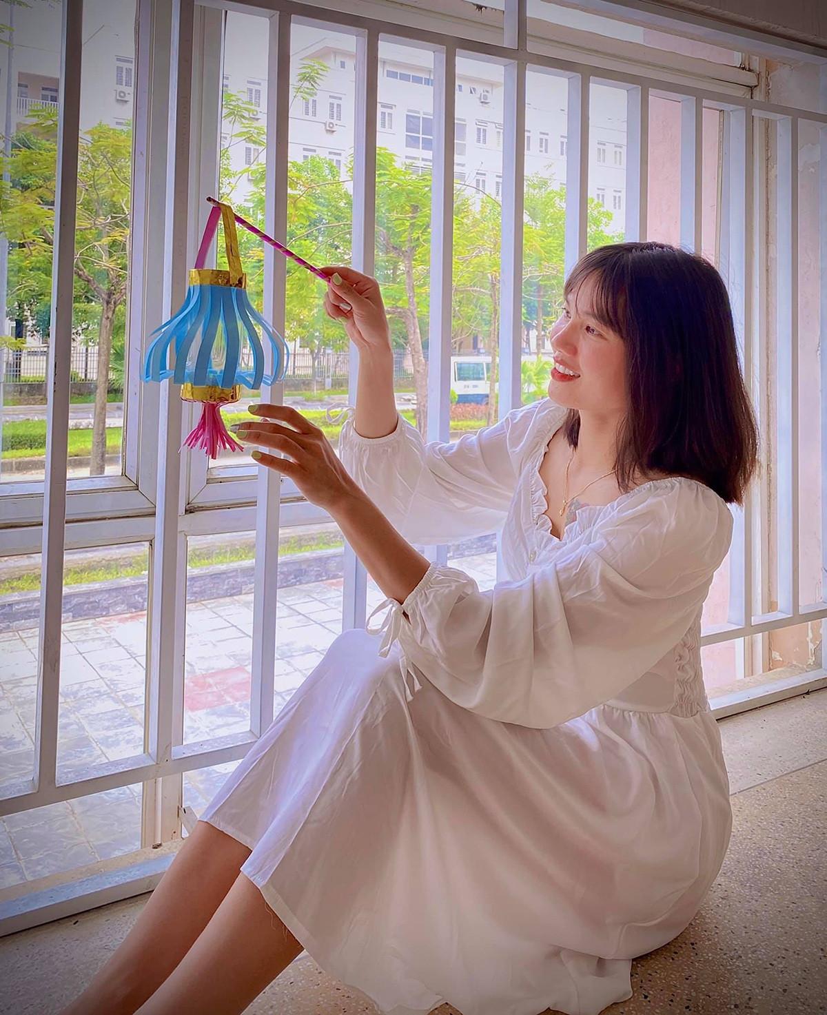 Thanh Huyền ngoài đời cũng rất dịu dàng và nữ tính, thích chụp ảnh sống ảo.