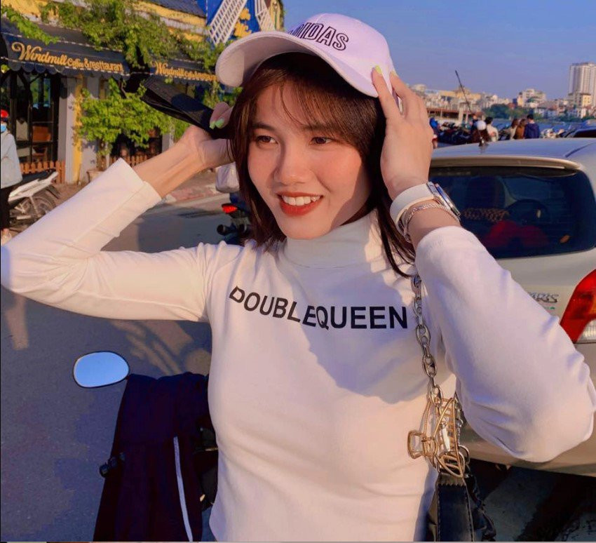 Mạnh mẽ trong bộ đồ thể thao nhưng những hình ảnh của Thanh Huyền bên ngoài sân cỏ lại vô cùng dịu dàng và ngọt ngào.