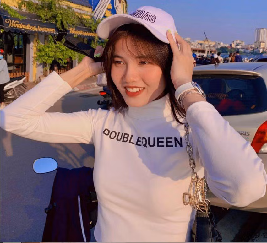 Mạnh mẽ trong bộ đồ thể thao nhưng những hình ảnh của Thanh Huyền bên ngoài sân cỏ lại vô cùng dịu dàng và ngọt ngào.