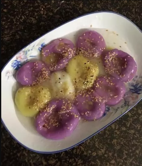 Dù kỹ năng luộc bánh cũng khá là ra gì nhưng do nặn bột không đều tay, cái to cái nhỏ khiến đĩa bánh trông kém bắt mắt, lởm chởm.