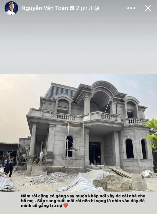 Mới đây, chàng tiền đạo quê Hải Dương khiến fan vô cùng ngưỡng mộ khi anh tự hào khoe ngôi nhà đang hoàn thiện với diện tích cực to dành tặng phụ huynh.