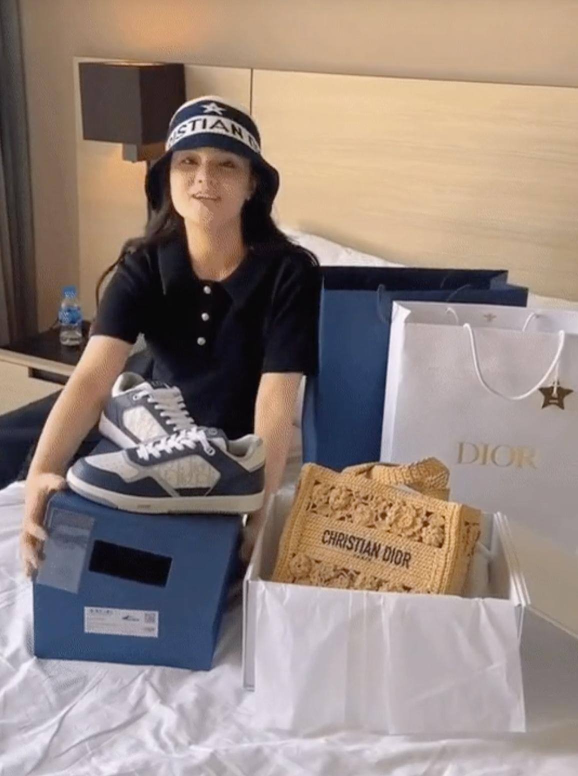 Mới đây, vợ cầu thủ Đỗ Duy Mạnh chia sẻ chuyện shopping và "đập hộp" của mình khiến nhiều người chú ý.