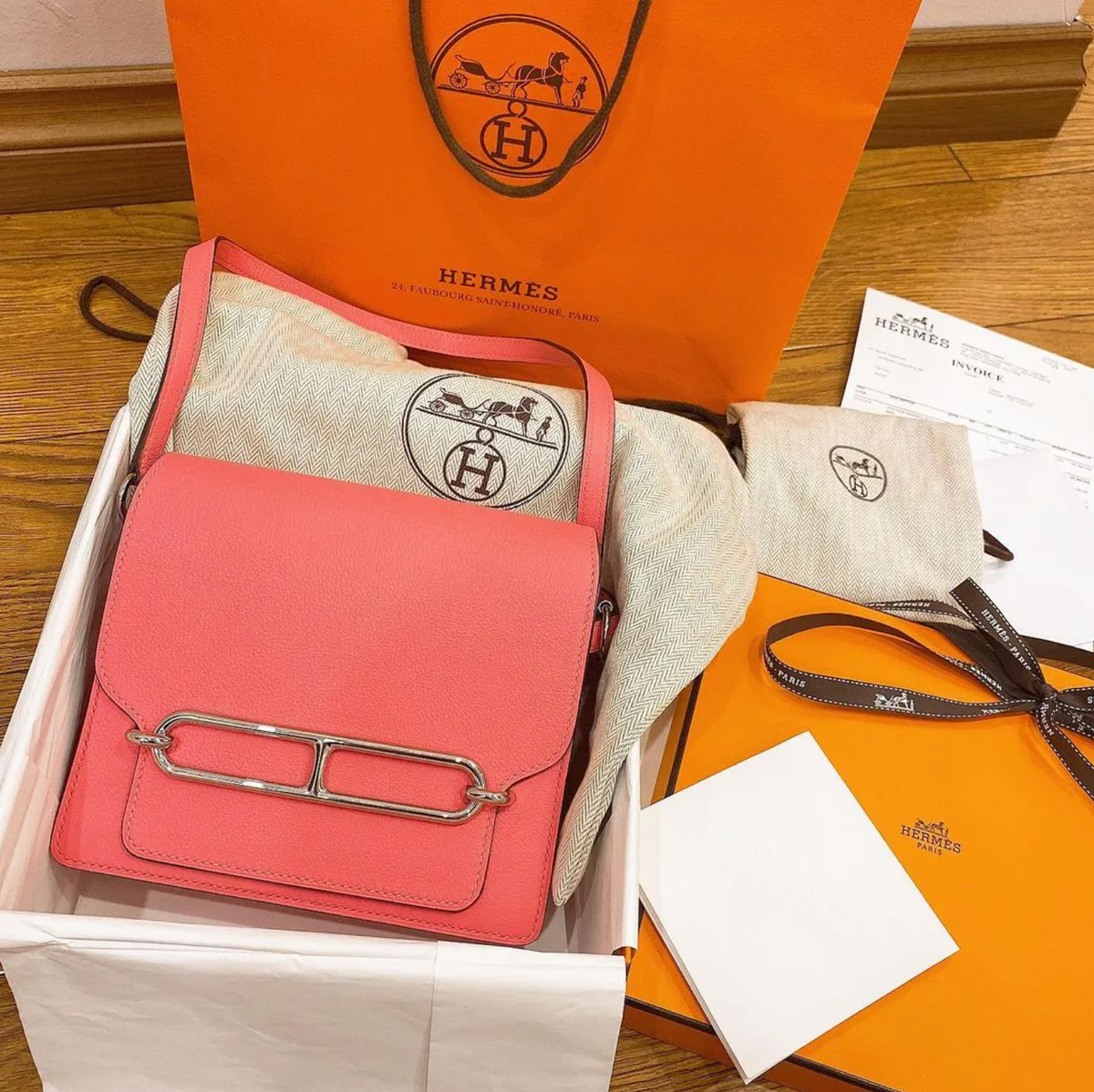 Trong lúc chọn đồ ở cửa hàng, Quỳnh Anh cũng gây thích thú vì quá mê những món đồ mà sẵn sàng đi chân đất để xem.