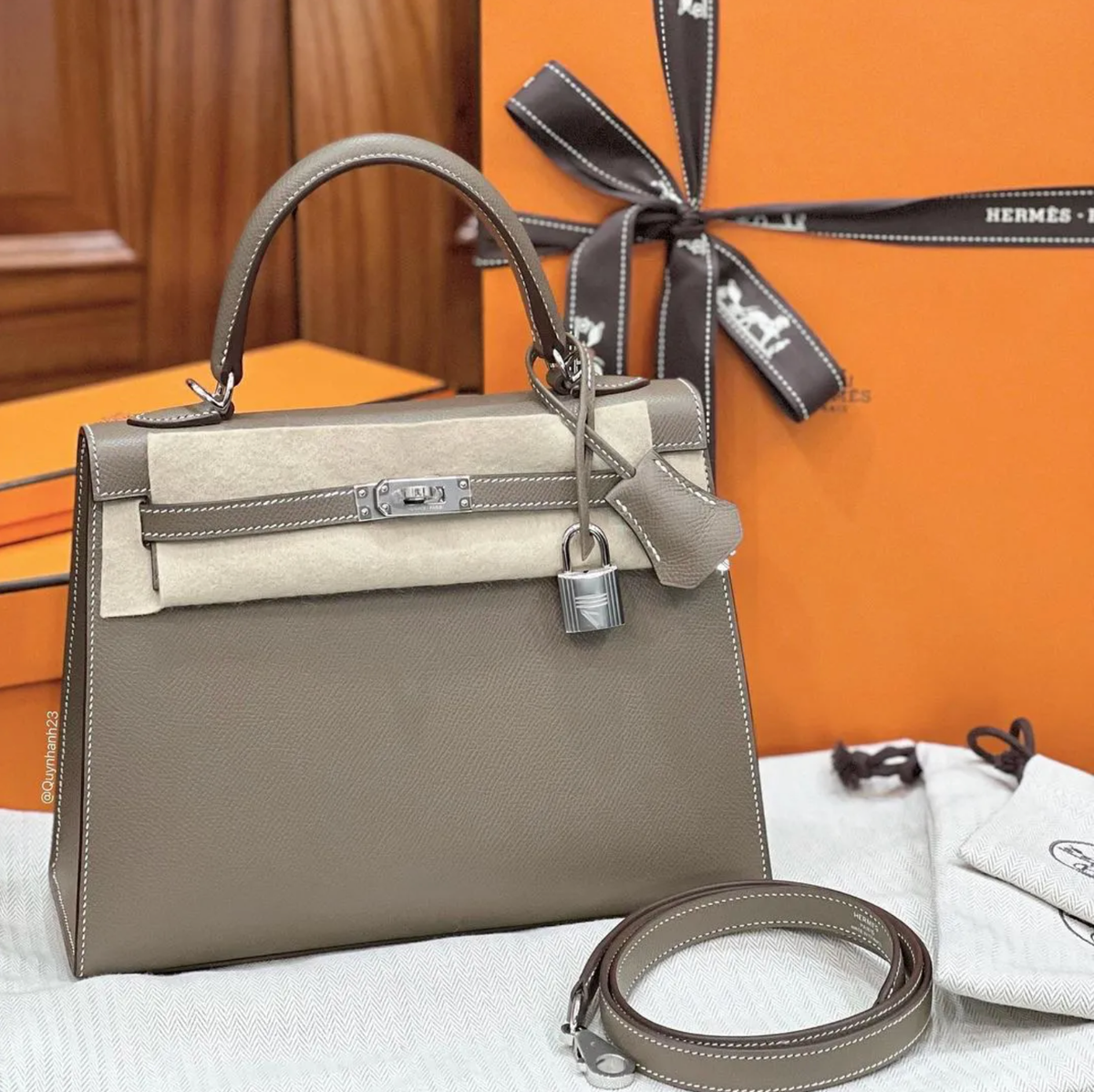 Trước đó vợ Đỗ Duy Mạnh chia sẻ niềm đam mê túi xách của mình, thường xuyên check-in với những chiếc túi đến từ các thương hiệu nổi tiếng.