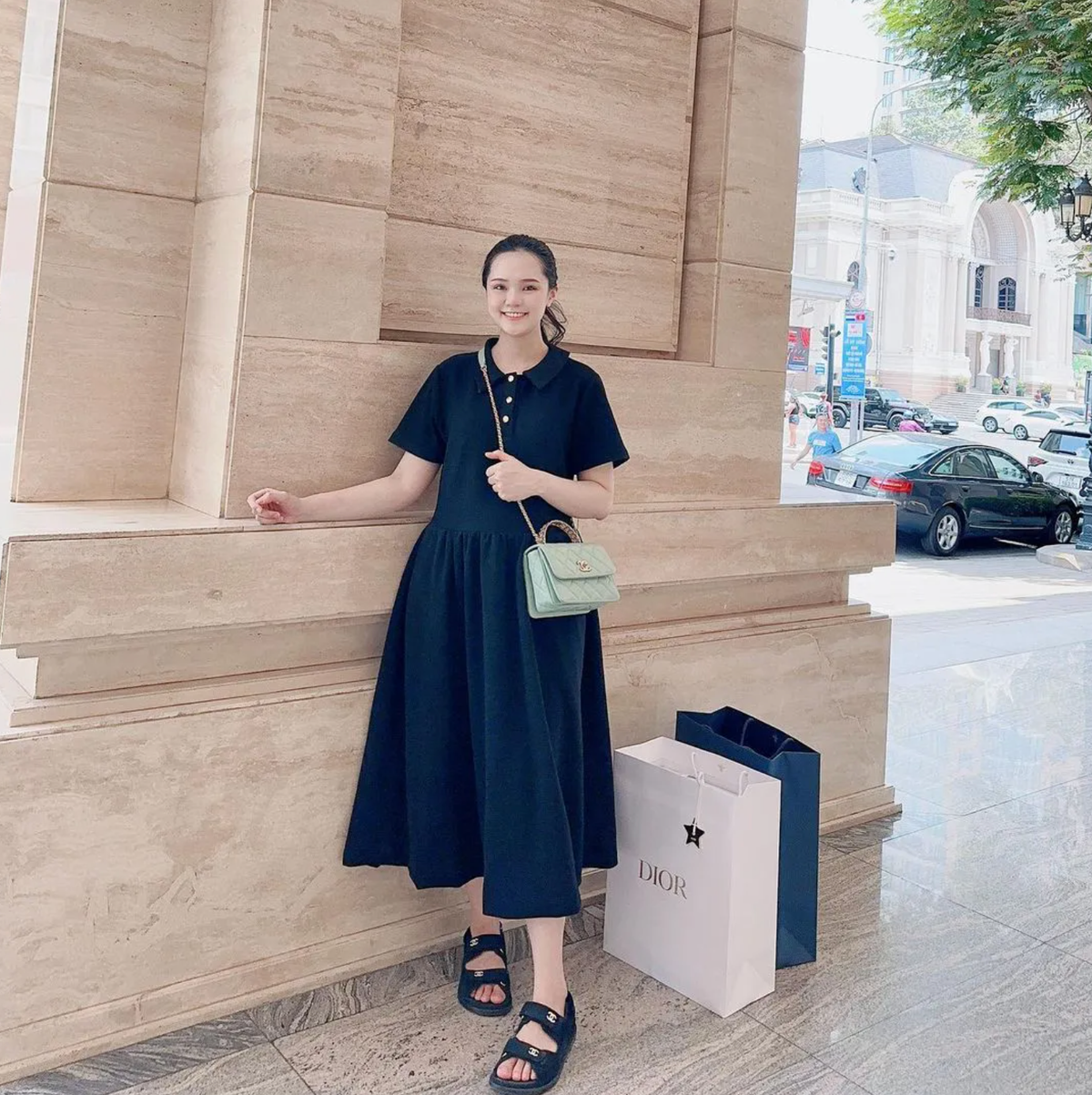 Gia thế khủng lại có tài kinh doanh thời trang, mỹ phẩm từ sớm nên Quỳnh Anh đã có cho mình số tiền tích lũy khủng, đủ sức mua sắm túi hiệu đắt tiền mà không cần nhìn giá.