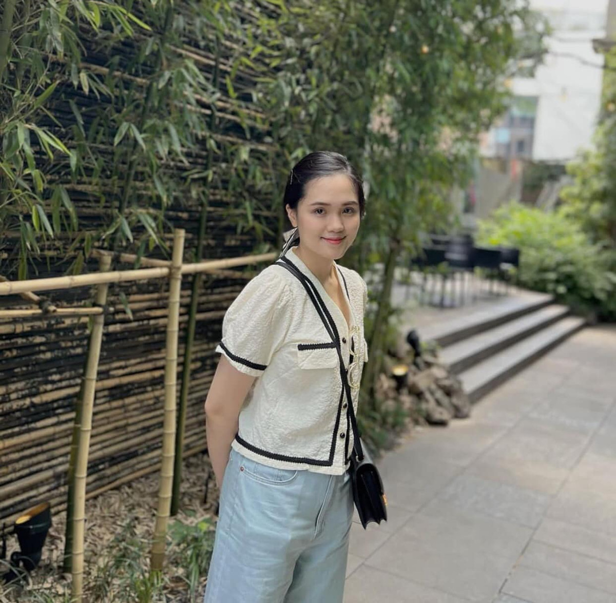 Biết được sở thích của bà xã, cầu thủ Duy Mạnh không ngần ngại chi hàng trăm triệu cho đến nửa tỷ để mua túi xách tặng vợ. Ảnh: FBNV