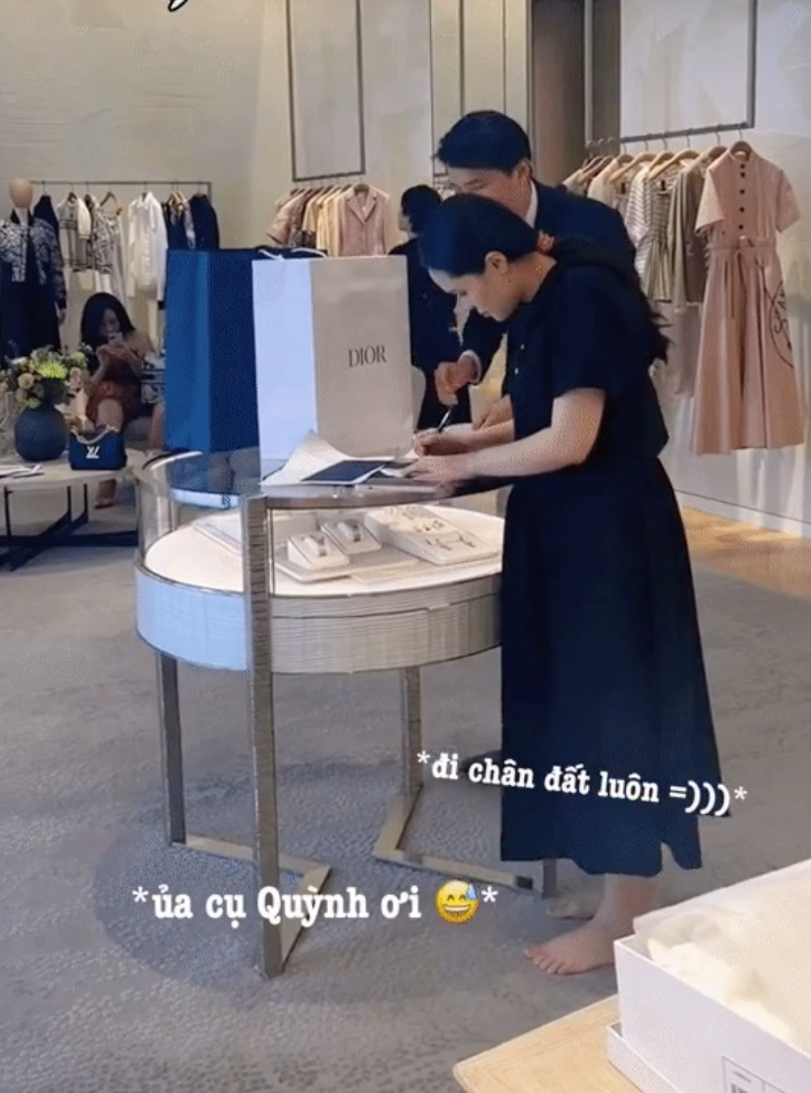 Theo đó cô đã "càn quét" cửa hàng Dior và mua được một chiếc túi, một chiếc mũ cho mình và một đôi giày cho chồng, hết gần 200 triệu đồng.