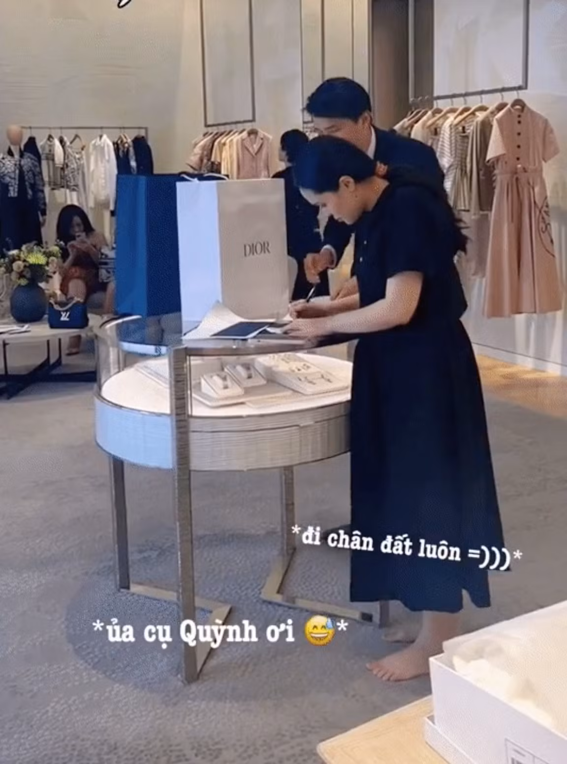 Theo đó cô đã "càn quét" cửa hàng Dior và mua được một chiếc túi, một chiếc mũ cho mình và một đôi giày cho chồng, hết gần 200 triệu đồng.