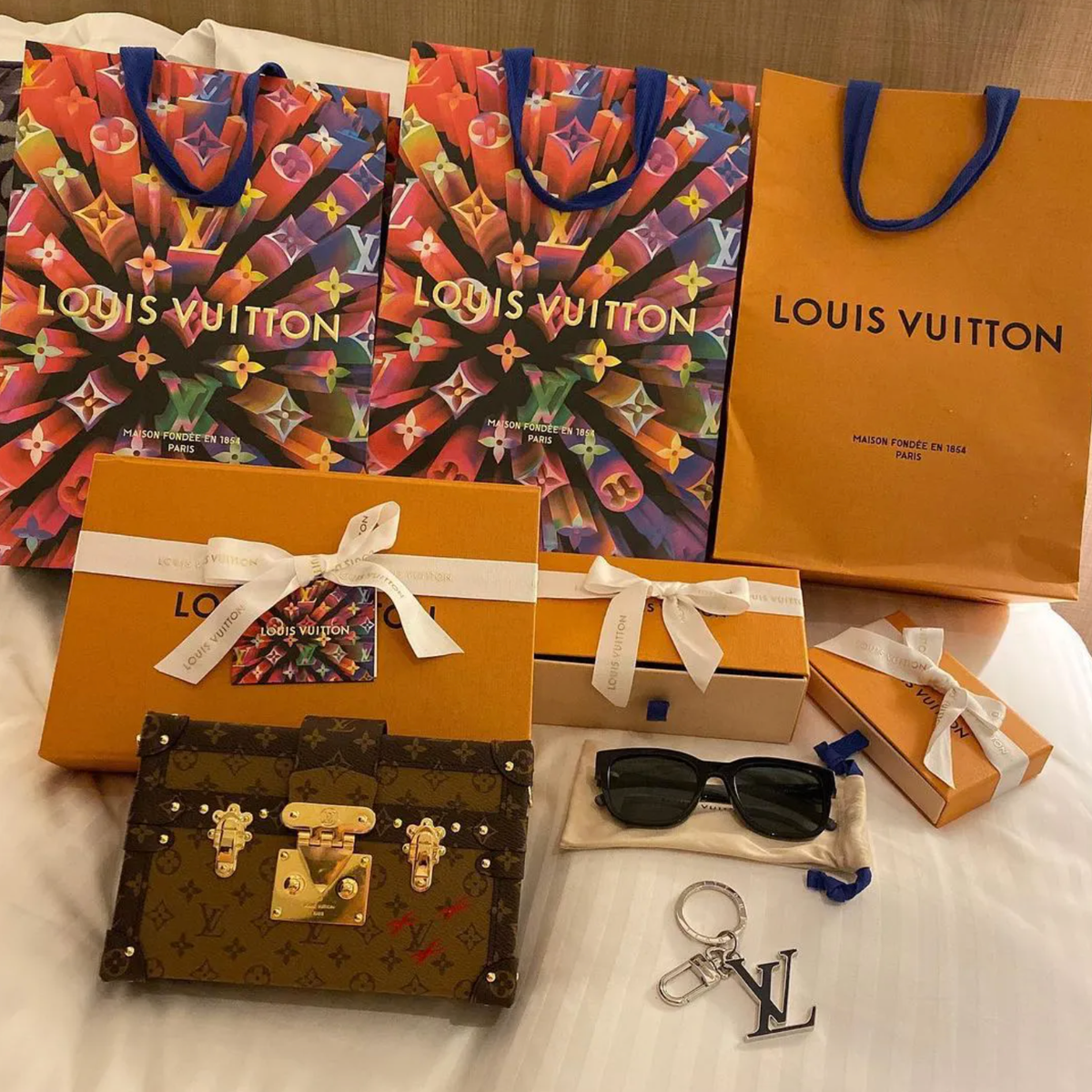 Vốn nổi tiếng là tay chơi hàng hiệu chả kém gì các mỹ nhân Vbiz, Quỳnh Anh từng chi mạnh tay cả trăm triệu mua một chiếc túi Hermes.