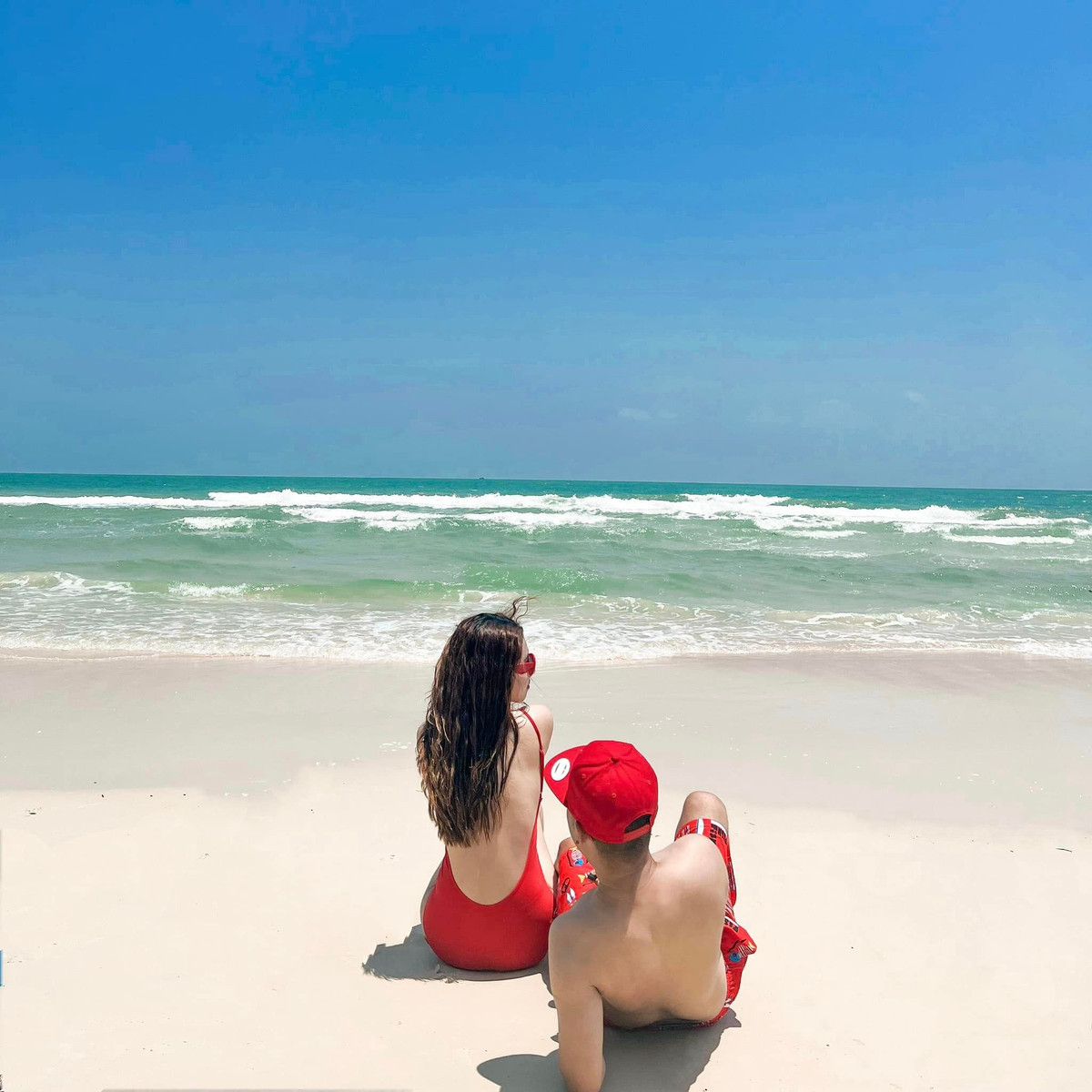 Đến Phú Quốc bạn có thể tham gia các hoạt động như câu mực đêm, lặn biển, chèo SUP, thuyền kayak... hoặc tham gia các tour tham quan đảo. Ảnh: Zizaac Tài