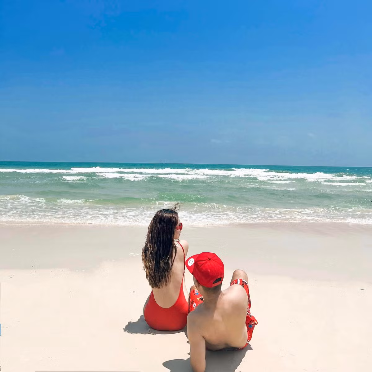 Đến Phú Quốc bạn có thể tham gia các hoạt động như câu mực đêm, lặn biển, chèo SUP, thuyền kayak... hoặc tham gia các tour tham quan đảo. Ảnh: Zizaac Tài