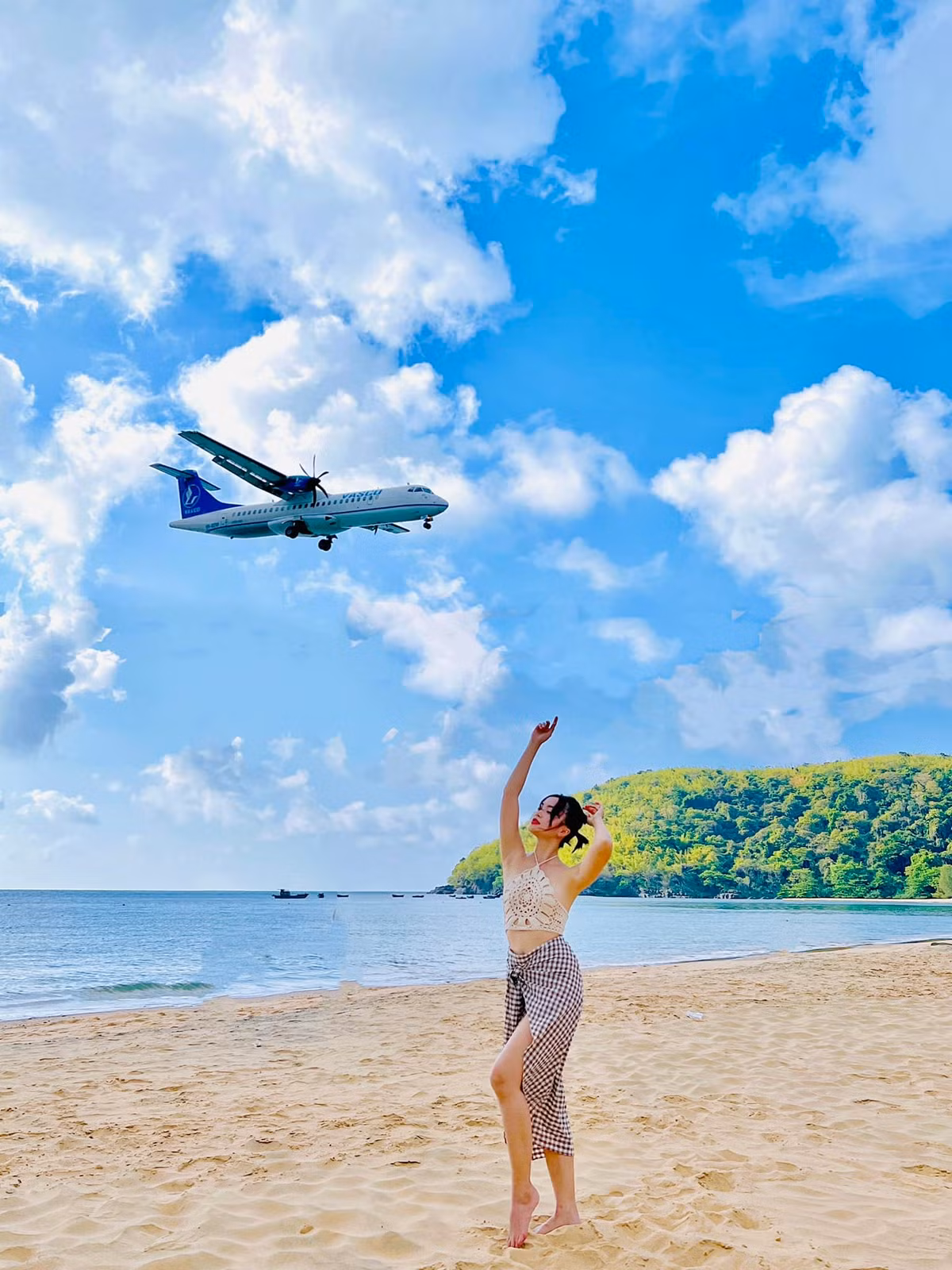 Để đến với Côn Đảo có hai cách di chuyển là đi máy bay hoặc đi xe rồi đi tàu cao tốc ra đảo, di chuyển trên đảo có thể thuê xe máy hoặc đi xe điện. Ảnh: Nguyễn Thị Diệp Anh