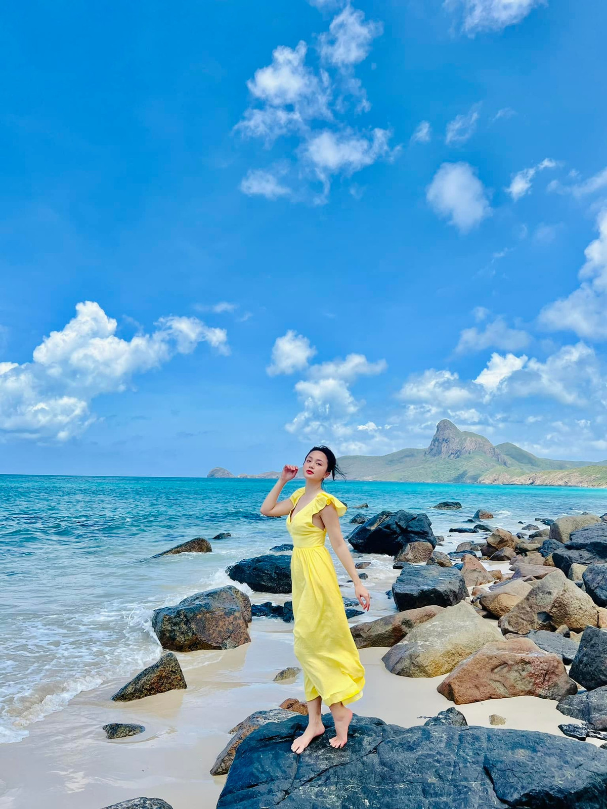 Mọi người đến đây thường viếng nghĩa trang Hàng Dương trước và sau đó cúng mộ Cô Sáu. Sau đó thưởng cảnh biển ở Đầm Trầu, mũi Tàu Bể, mũi Chim Chim, mũi Cá Mập, bãi biển trung tâm... Ảnh: Nguyễn Thị Diệp Anh