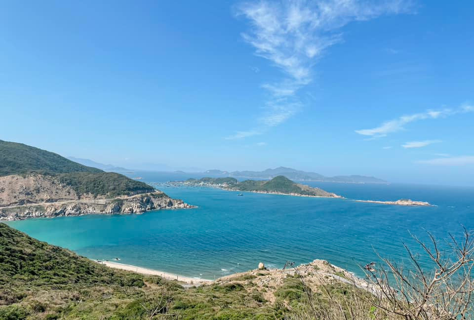 Đến check in hòn đảo Bình Hưng phải đến các điểm tuyệt đẹp như: Vĩnh Đá Dách, Bãi Cây Me, Bãi Đá Trứng, Bãi Tiên. Ảnh: Tú Trinh