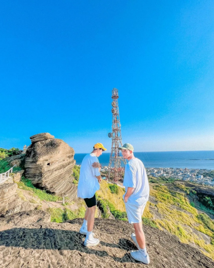 Cả Phú Quý và tỉnh Bình Thuận đều chưa có sân bay nên nếu di chuyển từ Hà Nội vào, bạn sẽ phải bay đến TP.HCM hoặc sân bay Cam Ranh rồi đi xe khách đến trung tâm thành phố. Sau đó nhà xe sẽ có xe trung chuyển đưa bạn ra cảng và đi tàu đến đảo. Ảnh: @_im.rot_