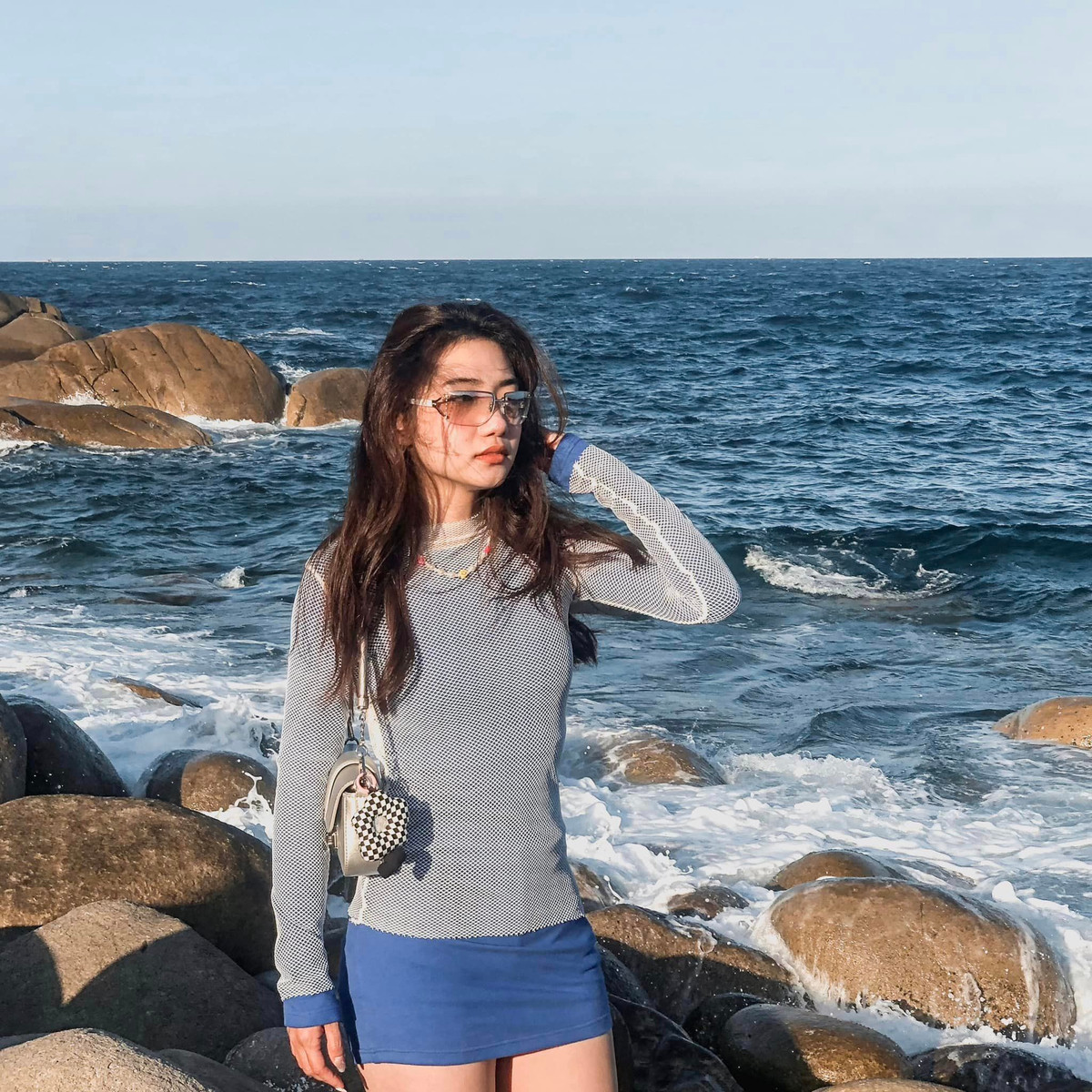 Di chuyển đến đảo Bình Hưng du khách sẽ đi xe khách từ TP HCM đến Cam Ranh, di chuyển đến điểm dừng bạn sẽ được các chủ tour Bình Hưng đón ra đảo. Nếu đi tự túc bạn có thể đi tàu từ cảng Đầm Môn hoặc cảng Bãi Trường khoảng 1 giờ đồng hồ. Ảnh: Tú Trinh