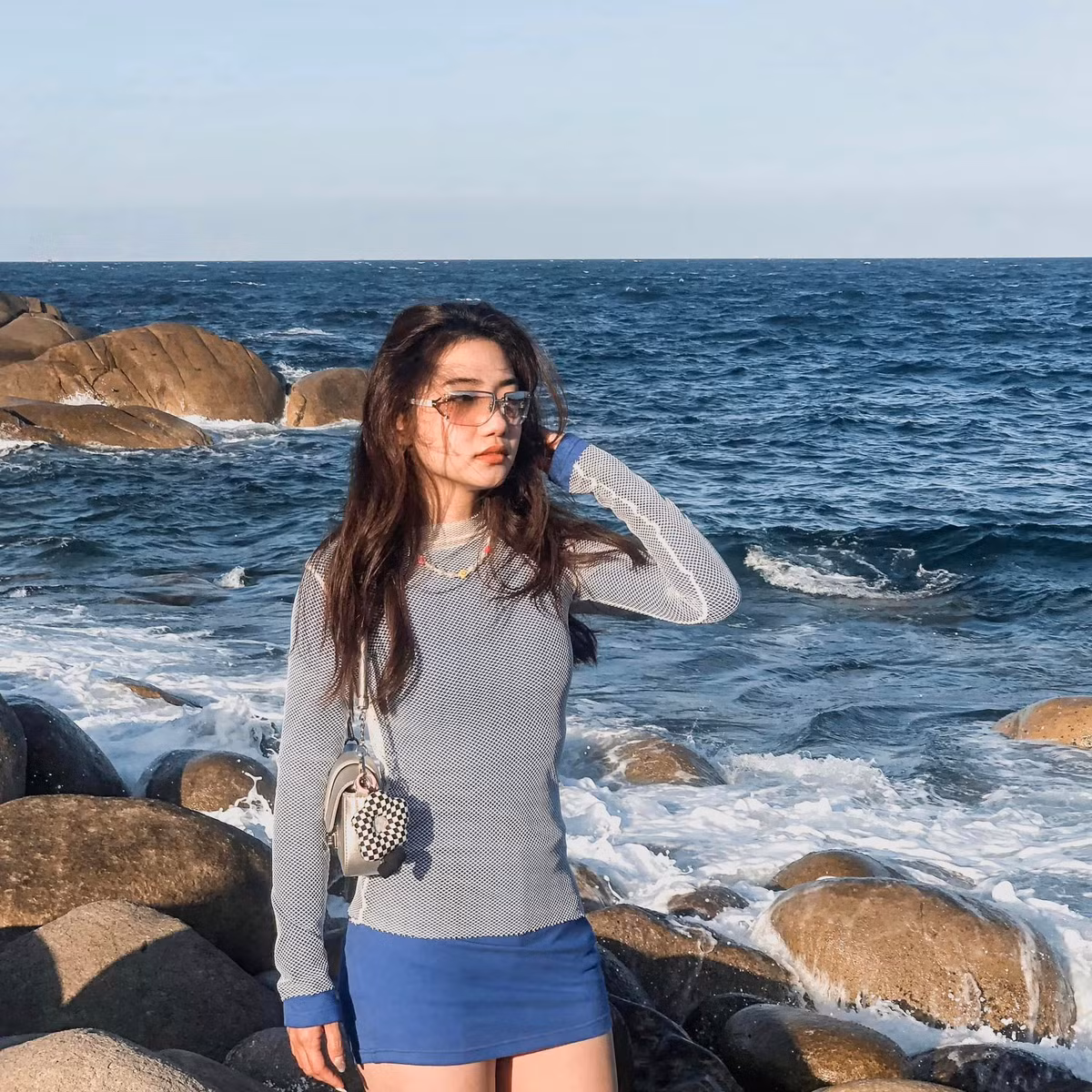 Di chuyển đến đảo Bình Hưng du khách sẽ đi xe khách từ TP HCM đến Cam Ranh, di chuyển đến điểm dừng bạn sẽ được các chủ tour Bình Hưng đón ra đảo. Nếu đi tự túc bạn có thể đi tàu từ cảng Đầm Môn hoặc cảng Bãi Trường khoảng 1 giờ đồng hồ. Ảnh: Tú Trinh