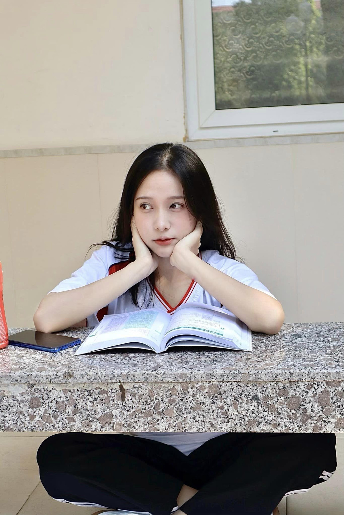 Dù chỉ diện đồng phục học thể chất đơn giản nhưng nhan sắc nữ chính hút bộn nút like.