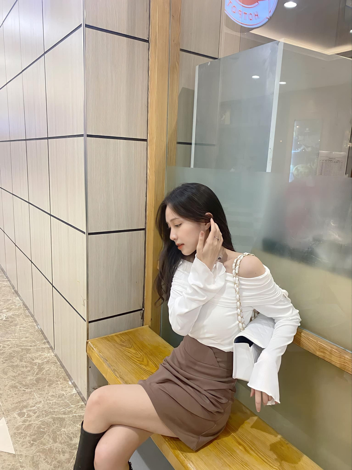 Giống nhiều nữ sinh cùng trang lứa, Trà My ưa thích lối mix nữ tính, dễ thương với áo trễ vai và chân váy ngắn nửa đùi.