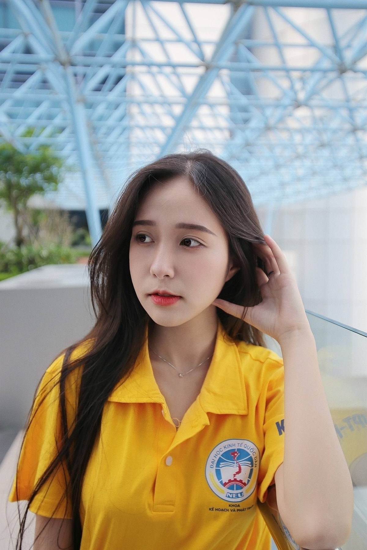 Hiếm có một nữ sinh nào tạo nét đặc biệt như Trà My với chiếc áo đồng phục đơn giản.