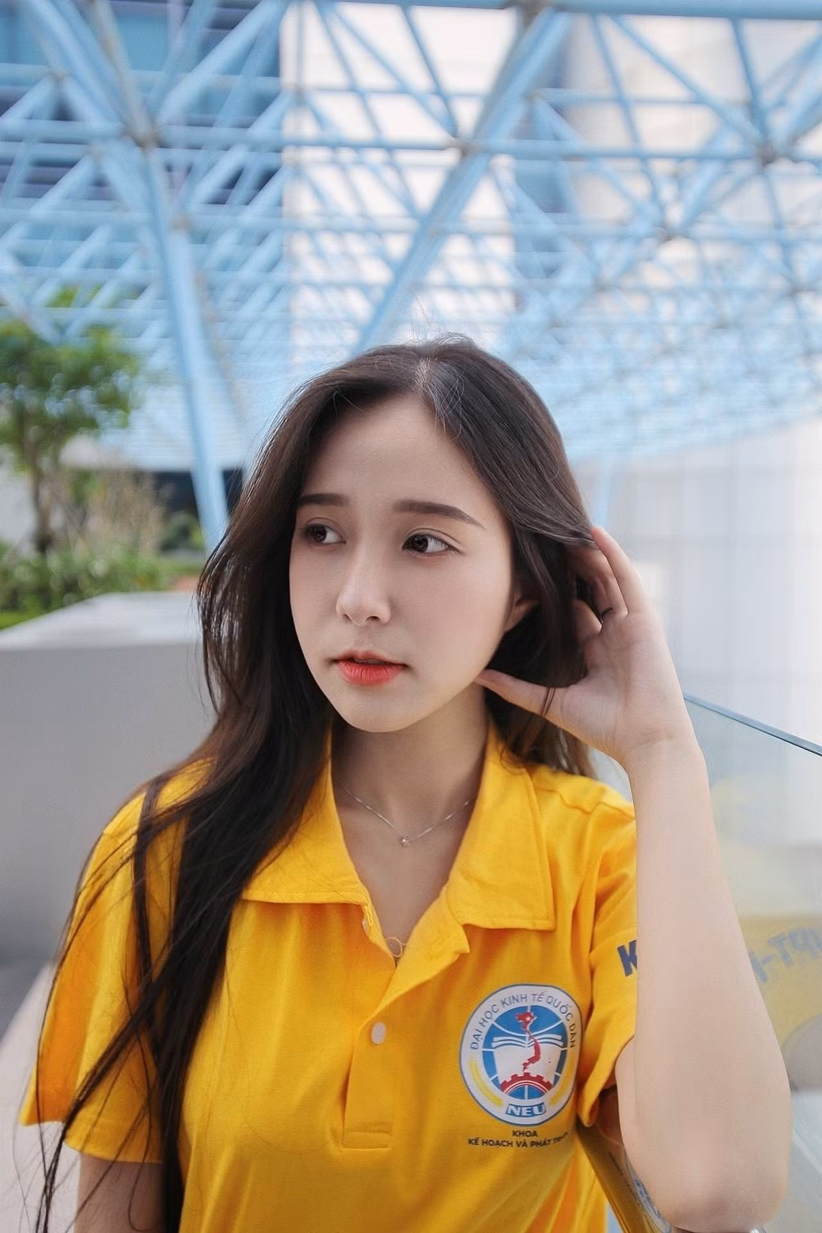 Hiếm có một nữ sinh nào tạo nét đặc biệt như Trà My với chiếc áo đồng phục đơn giản.