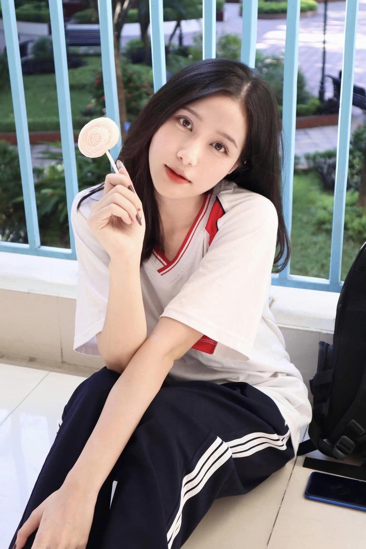 Sở hữu nụ cười tỏa nắng với hàm răng khểnh cực duyên, cô nữ sinh thu về hàng nghìn lượt tương tác với nhiều lời bình khen ngợi.