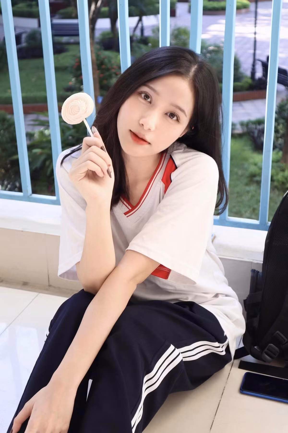 Sở hữu nụ cười tỏa nắng với hàm răng khểnh cực duyên, cô nữ sinh thu về hàng nghìn lượt tương tác với nhiều lời bình khen ngợi.