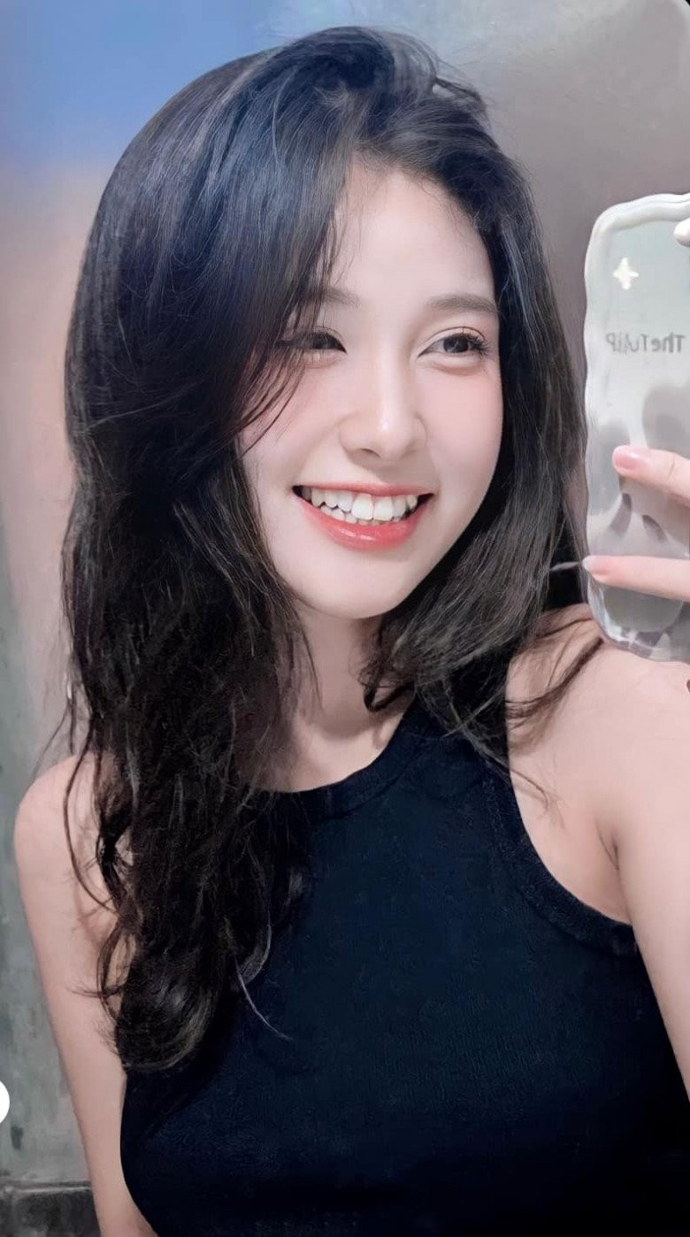 Không chỉ xinh đẹp, nữ sinh từng là thủ khoa đầu vào của trường THPT Hậu Lộc I, Thanh Hóa. Ngoài ra hot girl NEU còn đạt giải Ba trong kỳ thi học sinh giỏi cấp tỉnh môn Toán năm lớp 11, liên tục giữ các chức vụ như lớp trưởng, lớp phó học tập và bí thư lớp từ cấp 3 cho tới Đại học.