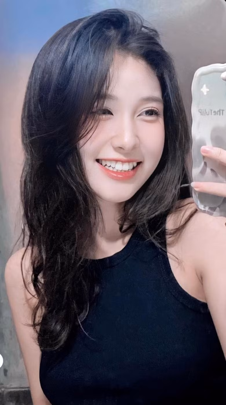 Không chỉ xinh đẹp, nữ sinh từng là thủ khoa đầu vào của trường THPT Hậu Lộc I, Thanh Hóa. Ngoài ra hot girl NEU còn đạt giải Ba trong kỳ thi học sinh giỏi cấp tỉnh môn Toán năm lớp 11, liên tục giữ các chức vụ như lớp trưởng, lớp phó học tập và bí thư lớp từ cấp 3 cho tới Đại học.