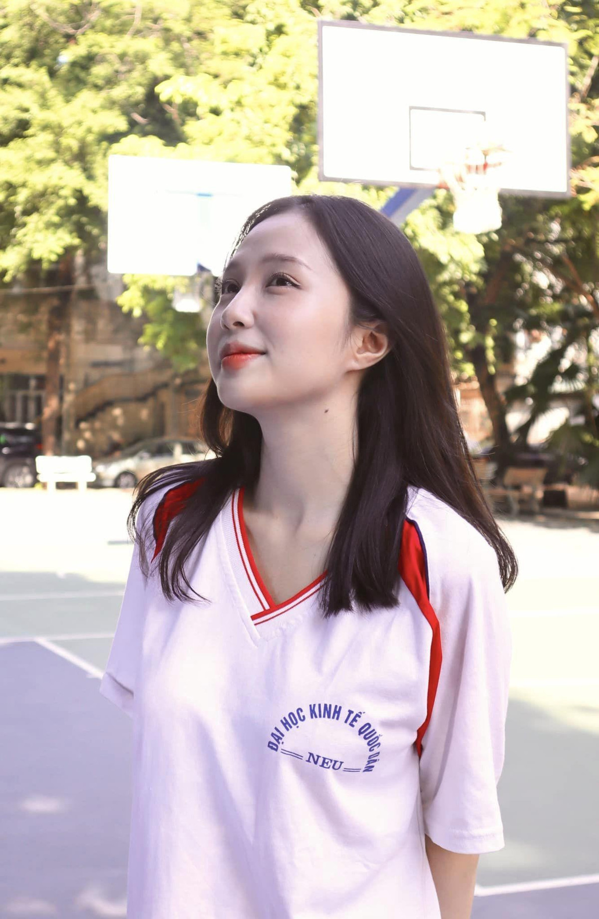 "Nữ thần đồng phục" này là Bùi Lê Trà My đến từ Thanh Hóa, đang là sinh viên lớp 62C KTPT, ngành Kinh tế phát triển trường Đại học Kinh tế Quốc dân (Hà Nội).