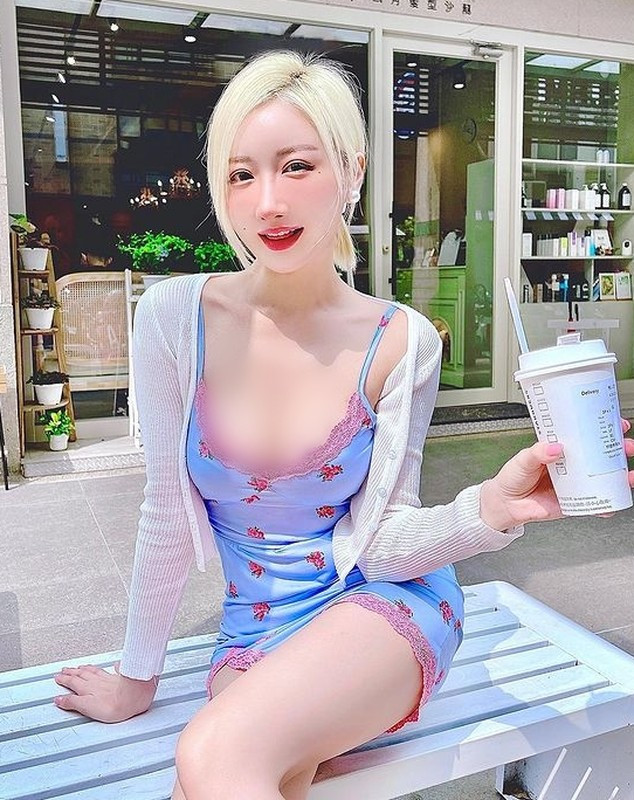Đứng trước sự phản ứng mạnh mẽ của cư dân mạng, hot girl Diệp Ny Ny vẫn giữ thái độ im lặng dửng dưng, cô nàng vẫn tiếp tục chia sẻ những hình ảnh khác của mình.