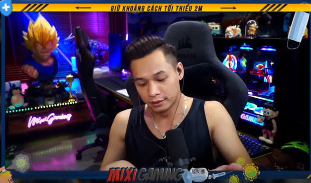 Nhờ tính cách hài hước, Độ Mixi thu hút lượng lớn người xem anh chơi game và trò chuyện. Anh từng đạt kỷ lục 242.000 người xem trực tuyến cùng một lúc.