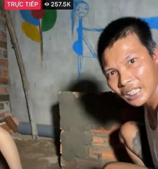 Khác với các hiện tượng livestream kể trên, Lộc Fuho gây ấn tượng với người xem bằng một cách vô cùng độc lạ là dạy phụ hồ.