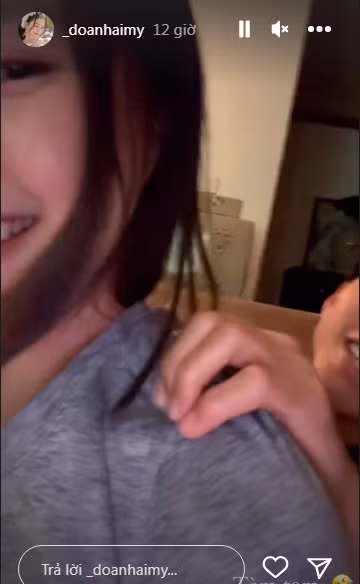 Cô nở nụ cười rạng rỡ, trên gương mặt tràn đầy hạnh phúc khi được bạn trai quan tâm đến mình.