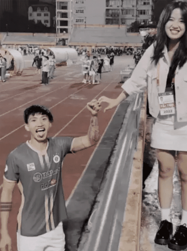 Phút giây đời thường giản dị ấy cũng đủ nói lên tình cảm ngọt ngào, thắm thiết của đôi trai tài gái sắc.