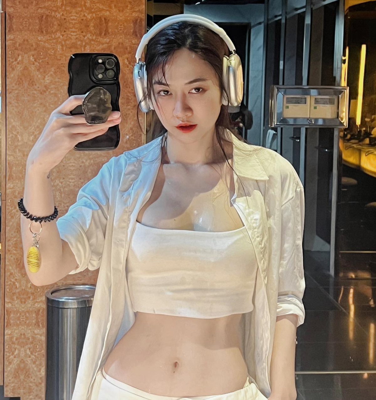 Một bộ phận khán giả cho rằng tuy hình ảnh Lê Bống trong ống kính "team qua đường" không lung linh như ảnh chính chủ tự đăng nhưng cũng không quá "dìm hàng".