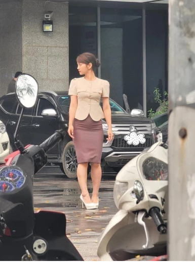 So với ảnh tự đăng, Lê Bống ngoài đời thoạt nhìn không cao bằng và để lộ đôi chân kém thon.