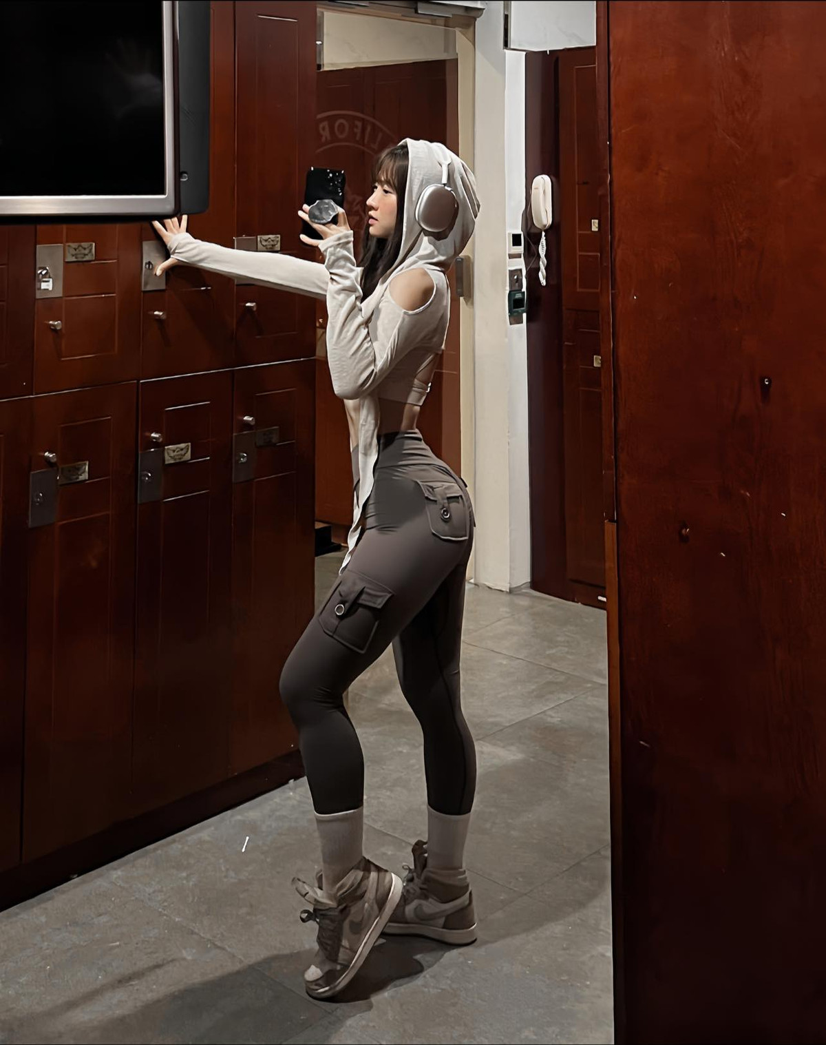 Dưới phần bình luận, một số ý kiến góp ý Lê Bống không nên mặc trang phục bó sát bởi điều đó khiến cô lộ khuyết điểm. Ảnh: Tổng hợp