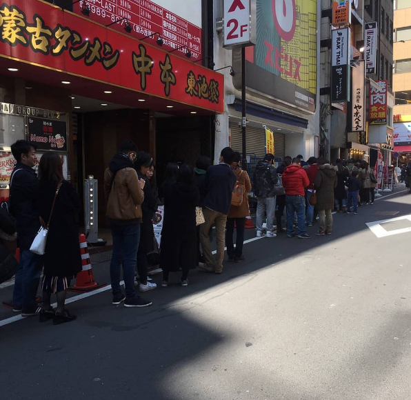 Không riêng gì nước mía, món ăn Việt Nam như phở cũng thu hút người nước ngoài. Vào năm 2019, những hình ảnh khách Nhật xếp hàng chờ thưởng thức phở Thìn Lò Đúc ở Tokyo khiến netizen càng thêm tự hào về đất nước mình.