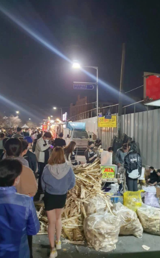 Dù chỉ là thức uống bình dân ở Việt Nam nhưng sang nước bạn, nước mía lại trở thành đồ uống "hot", bạn bè quốc tế phải xếp hàng chờ tới lượt thưởng thức.