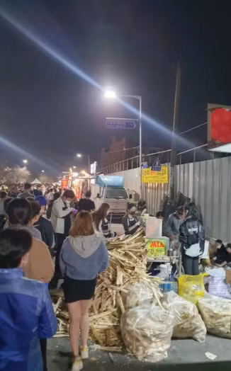 Dù chỉ là thức uống bình dân ở Việt Nam nhưng sang nước bạn, nước mía lại trở thành đồ uống "hot", bạn bè quốc tế phải xếp hàng chờ tới lượt thưởng thức.